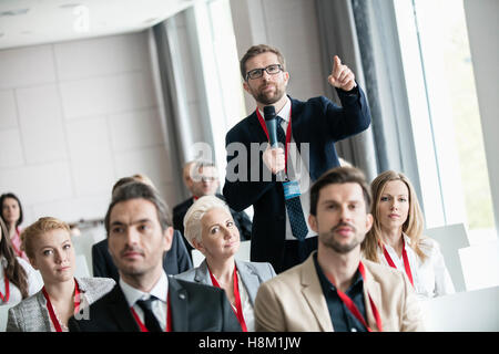 Geschäftsmann, gestikulieren und Frage beim Seminar im Convention center Stockfoto