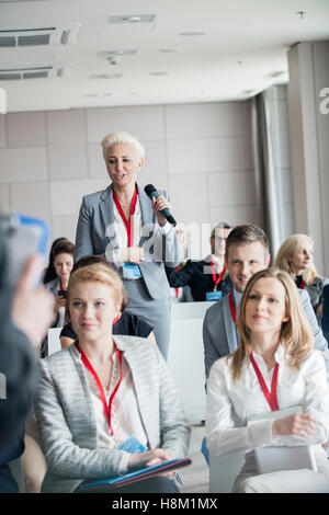 Geschäftsfrau, die Fragen im seminar Stockfoto