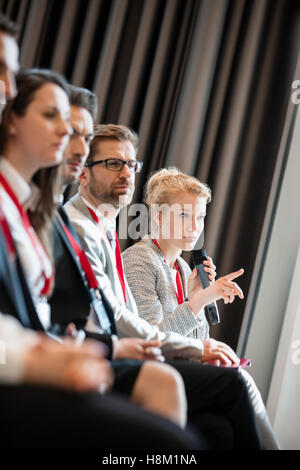 Geschäftsfrau Fragen beim Seminar im Convention center Stockfoto