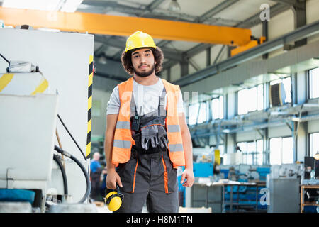 Porträt von zuversichtlich Arbeiter tragen von Schutzkleidung in der Metallbranche Stockfoto