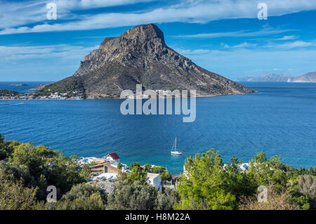 Telendos Insel gesehen über dem Wasser von Massouri, Kalymnos, Griechenland Stockfoto