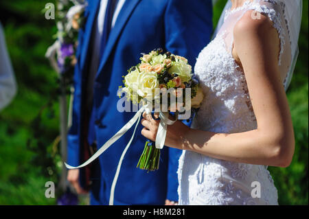 Braut und Bräutigam bei der Hochzeit-Spaziergang im Park Stockfoto