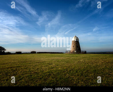 Halnaker Windmühle auf dem Halnaker Hill, der South Downs in der Nähe von Chichester, West Sussex Stockfoto