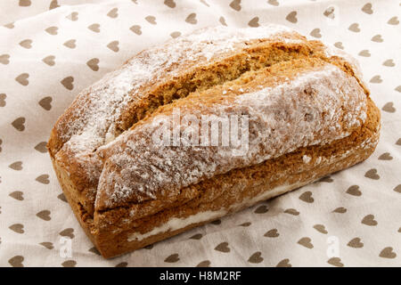 frisch gebackene, warme traditionelle irische Soda Brot in einem Küchentuch Stockfoto