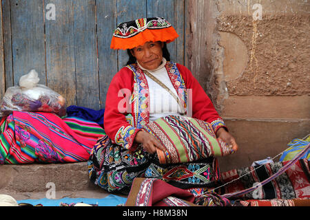 Frau verkaufen Handwerk auf Straße von Pisac, Peru Stockfoto