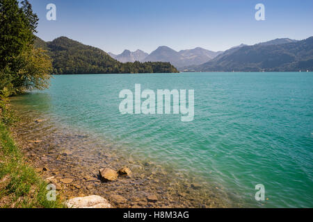 Blick auf den Wolfgangsee See an trüben Sommertag, Salzkammergut, Österreich Stockfoto