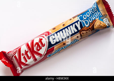 Kitkat Chunky Plätzchenteig Schokoriegel von Nestle auf weißem Hintergrund - KitKat Kit-Kat Kit Kat Schokoriegel Stockfoto