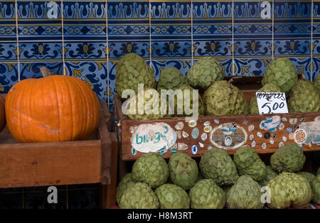 Cherimoya (rechts) oder Custard Apple mit einem Kürbis auf die Arbeiter Markt Mercado Dos Lavradores, Funchal, Madeira, Portugal Stockfoto