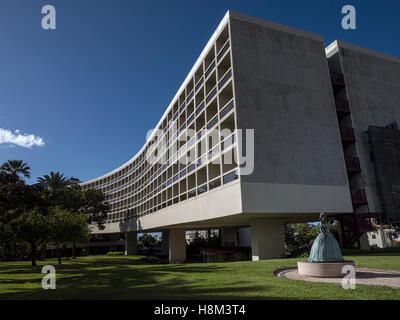 Pestana Casino Park Hotel, Funchal, Madeira, Portugal. Das Luxus-Hotel mit einer konkaven Fassade wurde von Oscar Niemeyer entworfen. Stockfoto