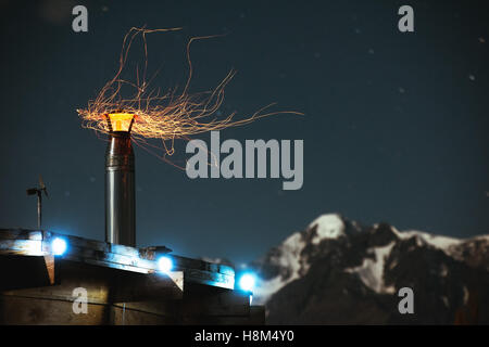 Haus Kamin Feuer funkelt Nacht Stockfoto