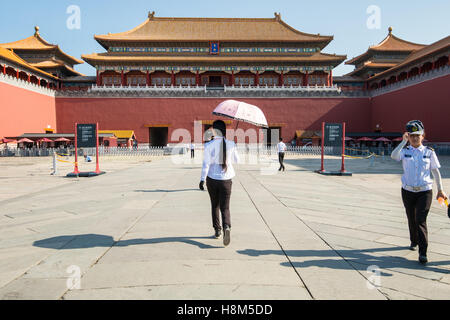 Peking-China - Touristen Wandern und Fotografieren außerhalb der Meridian-Tor (WuMen), die Verbotene Stadt umgibt. Cha Stockfoto