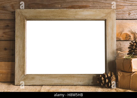 Bild von leeren Rahmen Mockup mit rustikalen Weihnachtsgeschenke. Stockfoto