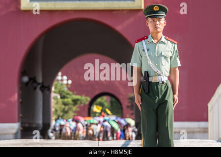 Peking - eine paramilitärische Polizisten Wache vor der Meridian-Tor (WuMen), außen Tor rund um die Stockfoto