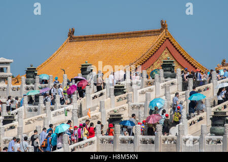 Peking-China - gelegen Touristen Wandern und fotografieren, wie sie das Palastmuseum in der verbotenen Stadt.