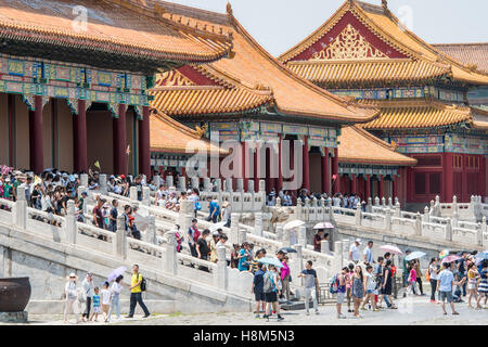 Peking China - Touristen Wandern und fotografieren, wie sie aus dem Palastmuseum in der verbotenen Stadt gelegen. Stockfoto