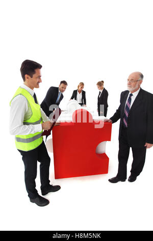 Gruppe von Geschäftsleuten empfangen Puzzle von Unternehmen isoliert auf weißem Hintergrund Stockfoto