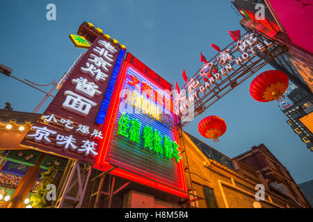 Peking, China - hell beleuchtete Schilder mit chinesischen Schriftzeichen in der Snack Donghuamen Nachtmarkt, eine große outdoor-Markt ist Stockfoto