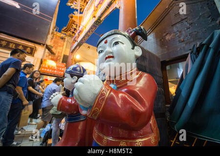 Peking, China - chinesische Statuen auf dem Snack Donghuamen Nachtmarkt, eine große outdoor-Markt, die eine Attraktion für Einheimische ist eine Stockfoto