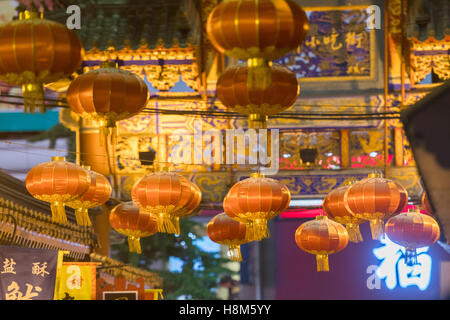 Peking, China - Laternen hängen in der Snack Donghuamen Nachtmarkt, einen großen Outdoor-Markt, eine Attraktion für einheimische Stockfoto