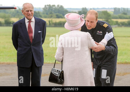 Queen und Prinz Philip mit Prinz William an der Eröffnung neuer Basis von East Anglian Air Ambulance (EAAA) in Cambridge Stockfoto