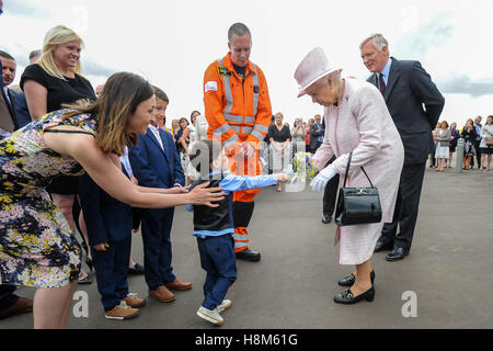 Queen und Prinz Philip mit Prinz William an der Eröffnung neuer Basis von East Anglian Air Ambulance (EAAA) in Cambridge Stockfoto