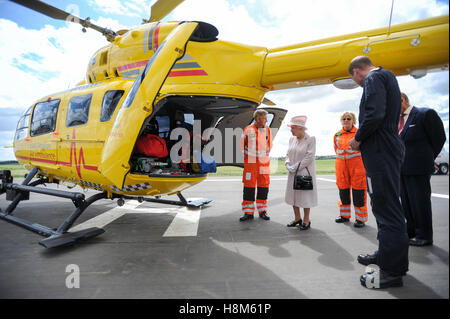 Queen und Prinz Philip mit Prinz William an der Eröffnung neuer Basis von East Anglian Air Ambulance (EAAA) in Cambridge Stockfoto