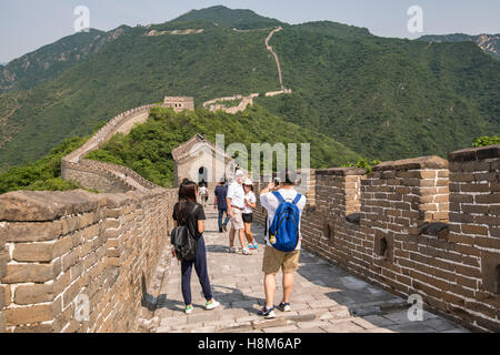 Mutianyu, China - Querformat Touristen fotografieren und Wandern auf der chinesischen Mauer. Die Mauer erstreckt sich über 6,0 Stockfoto