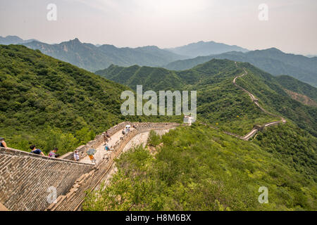 Mutianyu, China - Querformat Touristen fotografieren und Wandern auf der chinesischen Mauer. Die Mauer erstreckt sich über 6,0 Stockfoto