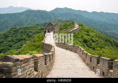 Mutianyu, China - Landschaftsblick auf der chinesischen Mauer. Die Mauer erstreckt sich über 6.000 bergige Kilometer Ost nach West ein Stockfoto