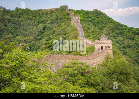 Mutianyu, China - Landschaftsblick auf der chinesischen Mauer. Die Mauer erstreckt sich über 6.000 bergige Kilometer Ost nach West ein Stockfoto