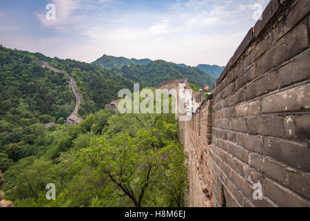 Mutianyu, China - Querformat Touristen fotografieren und Wandern auf der chinesischen Mauer. Die Mauer erstreckt sich über 6,0 Stockfoto