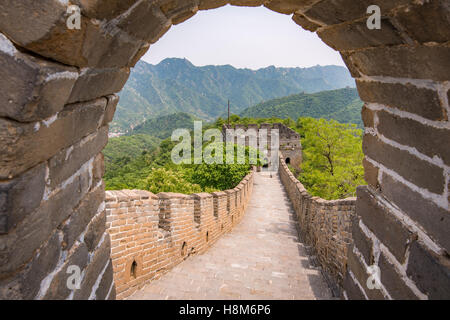 Mutianyu, China - Landschaftsblick auf der chinesischen Mauer. Die Mauer erstreckt sich über 6.000 bergige Kilometer Ost nach West ein Stockfoto