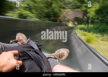 Mutianyu, China - Touristen Abrutschen der Rodel-Folie auf der chinesischen Mauer. Die Mauer erstreckt sich über 6.000 bergigen Stockfoto