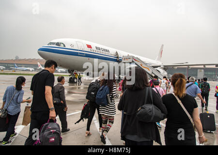 Peking, China - Reisenden ein Air China-Flugzeug am Flughafen von Peking in die Stadt Peking. Stockfoto