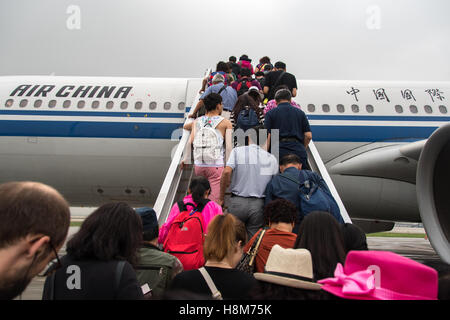 Peking, China - Reisenden ein Air China-Flugzeug am Flughafen von Peking in die Stadt Peking. Stockfoto