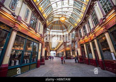 LONDON - 3. November 2016: Herbst Licht dringt durch die viktorianischen Arcade Leadenhall Market, erbaut im 19. Jahrhundert Stockfoto