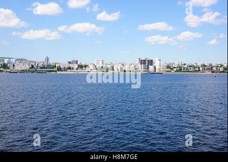 Saratow, Russland - 28. Juni 2016. Volga Flußdamm in der Stadt Saratow, Russland Stockfoto