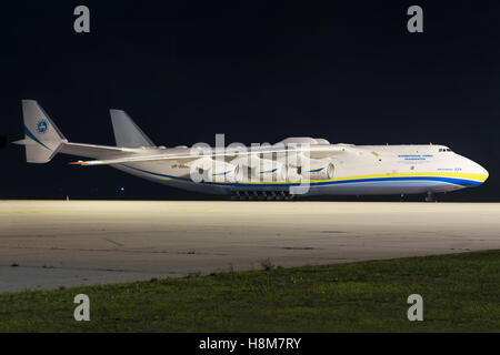 Leipzig/Deutschland 12. November 2016: Antonov An225 das größte Flugzeug der Welt am Flughafen Leipzig. Stockfoto
