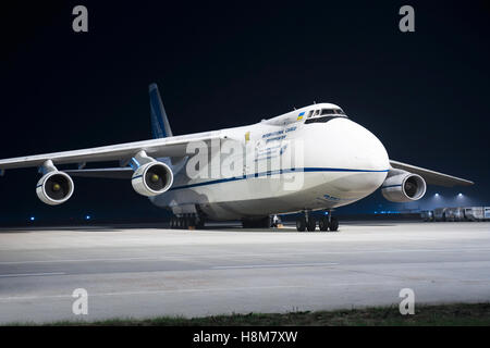 Leipzig/Deutschland 12. November 2016: Antonov An124 Antonov Design Bureau das größte Flugzeug der Welt in Leipzig Getraenke Stockfoto