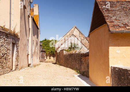 Golden gesteinigt Häuser in Asnières-Sur-Vègre, Frankreich. Das Dorf ist Teil des Petites Cités de Caractère. Stockfoto