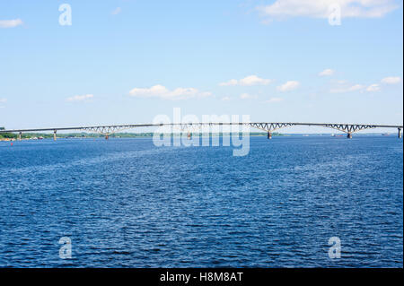 Saratow Brücke, die längste Brücke in der Sowjetunion war Überquerung des Flusses Wolga in Saratow, Russland Stockfoto