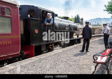 Dampfmaschine Treiber und andere freiwillige Helfer, die sich für Peak Rail, ein Erbe an Matlock, Derbyshire, England, Großbritannien Stockfoto