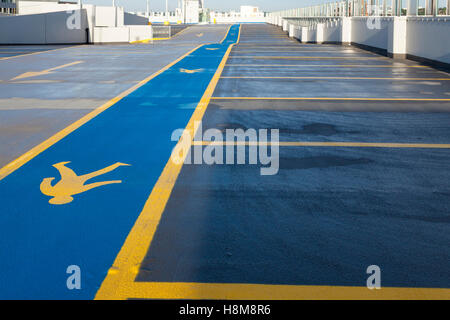 Laufsteg mit Schild für Fußgänger auf der obersten Ebene eines leeren Parkhaus Park, Nottingham, England, Großbritannien Stockfoto