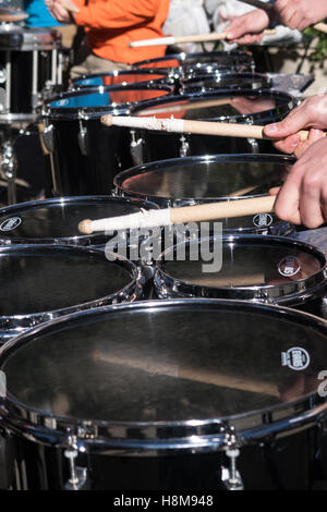 Schlagzeuger spielen Snare-Drums Stockfoto