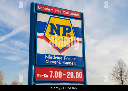 BURG / Deutschland - 13. November 2016: Filiale von NP-Supermarkt-Kette. Niedrig-Preis-Markt ist ein Lebensmittel-Discounter Stockfoto
