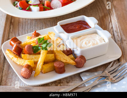 Salchipapas ist ein Fast-Food-Gericht aus Lateinamerika, in den Straßen von Lima, Peru und Kolumbien, Bolivien und Ecuador verkauft. Stockfoto