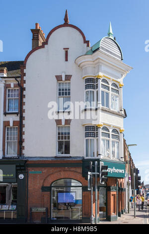 Mayhews Gebäude an Ecke High Street und Victoria Road, Horley, Surrey, England, Vereinigtes Königreich Stockfoto