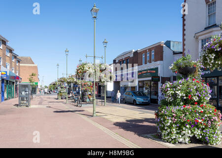 Pedestrianised Hautpstraße, Horley, Surrey, England, Vereinigtes Königreich Stockfoto