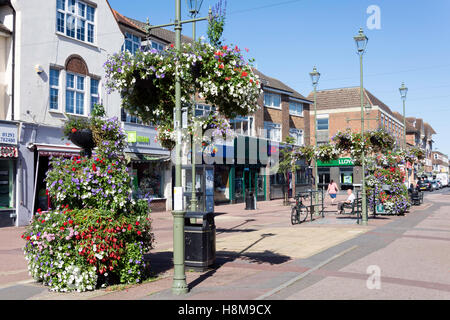 Pedestrianised Hautpstraße, Horley, Surrey, England, Vereinigtes Königreich Stockfoto