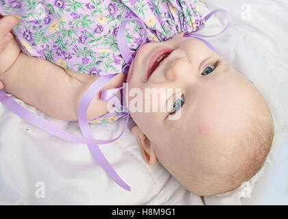 Baby in Lavendel Stockfoto